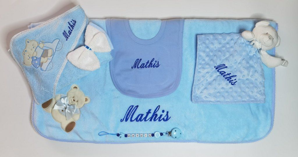 couverture, cape de bain, doudou, bavoir et attache tétine